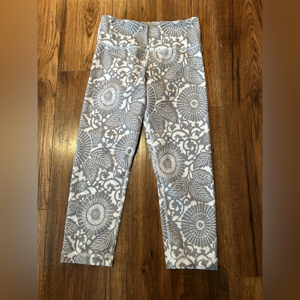 Lululemon -Fossil Grey Beachy Floral Wunder Under Crop Leggings